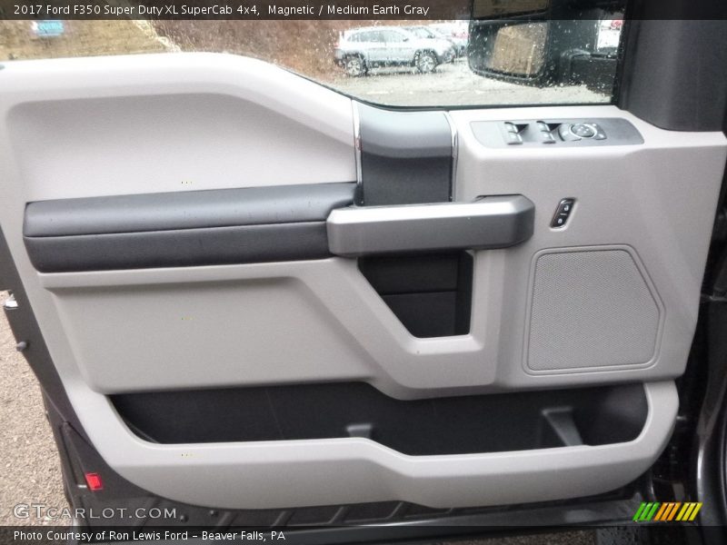 Door Panel of 2017 F350 Super Duty XL SuperCab 4x4