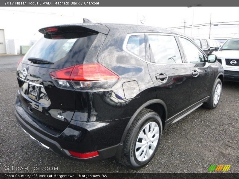 Magnetic Black / Charcoal 2017 Nissan Rogue S AWD