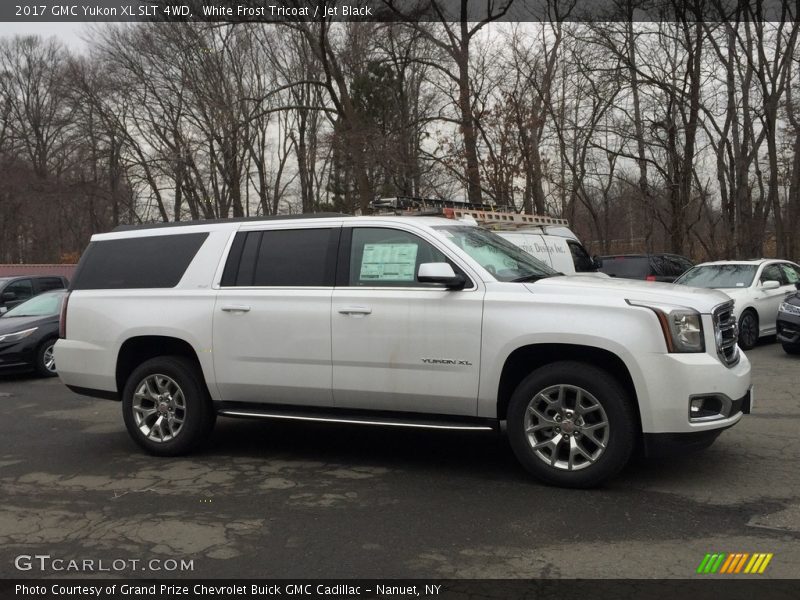 Front 3/4 View of 2017 Yukon XL SLT 4WD