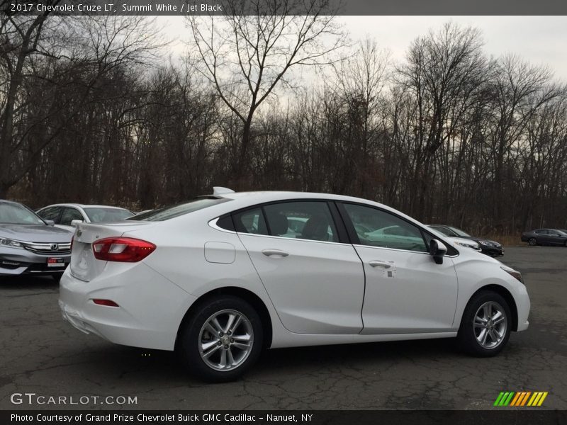 Summit White / Jet Black 2017 Chevrolet Cruze LT