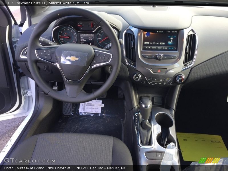 Summit White / Jet Black 2017 Chevrolet Cruze LT