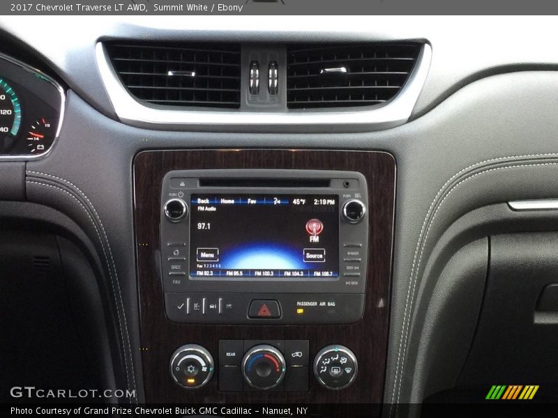 Summit White / Ebony 2017 Chevrolet Traverse LT AWD