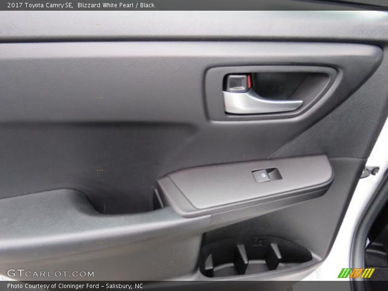 Blizzard White Pearl / Black 2017 Toyota Camry SE