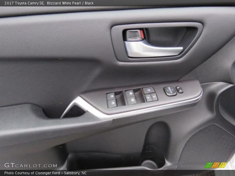 Blizzard White Pearl / Black 2017 Toyota Camry SE