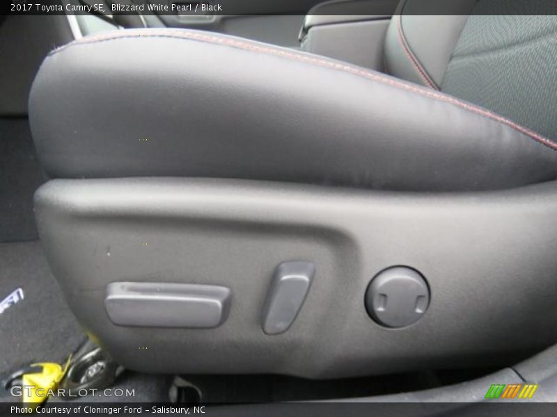 Blizzard White Pearl / Black 2017 Toyota Camry SE