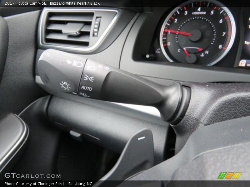 Blizzard White Pearl / Black 2017 Toyota Camry SE