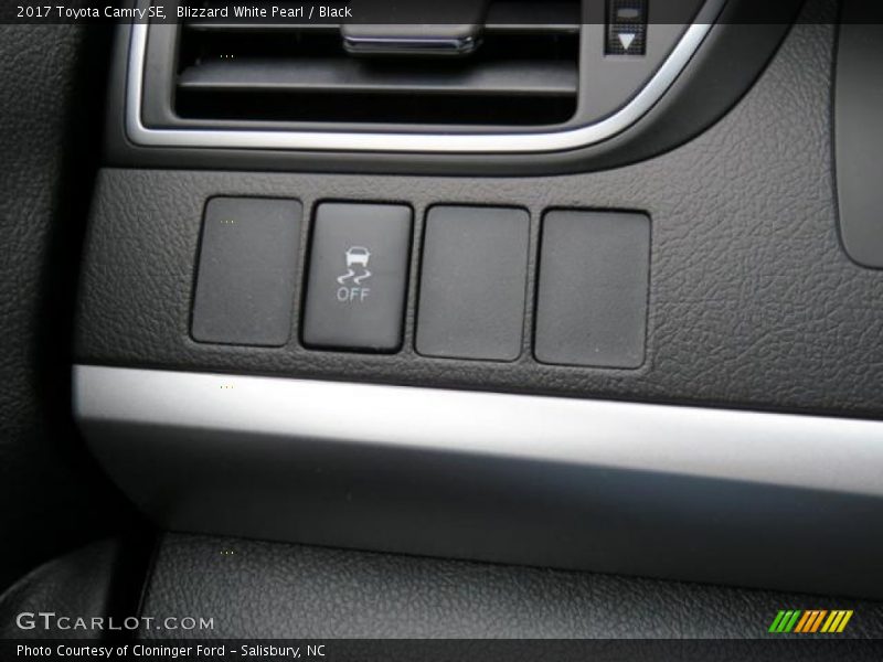 Blizzard White Pearl / Black 2017 Toyota Camry SE