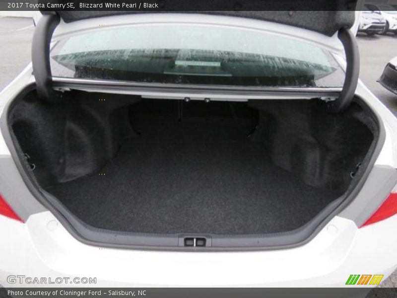 Blizzard White Pearl / Black 2017 Toyota Camry SE