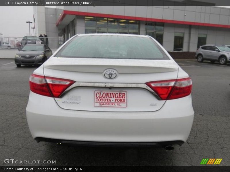 Blizzard White Pearl / Black 2017 Toyota Camry SE