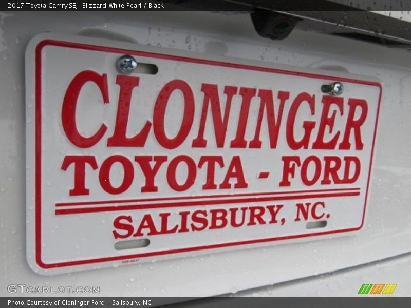 Blizzard White Pearl / Black 2017 Toyota Camry SE