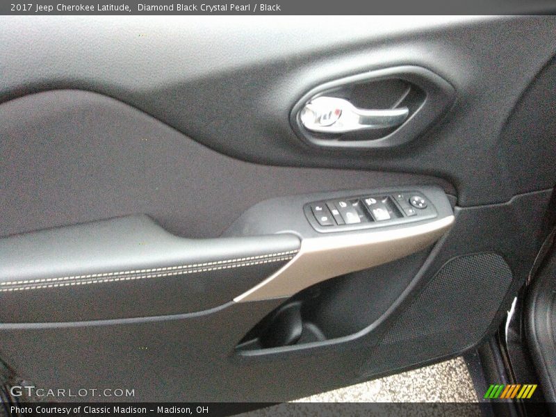 Diamond Black Crystal Pearl / Black 2017 Jeep Cherokee Latitude