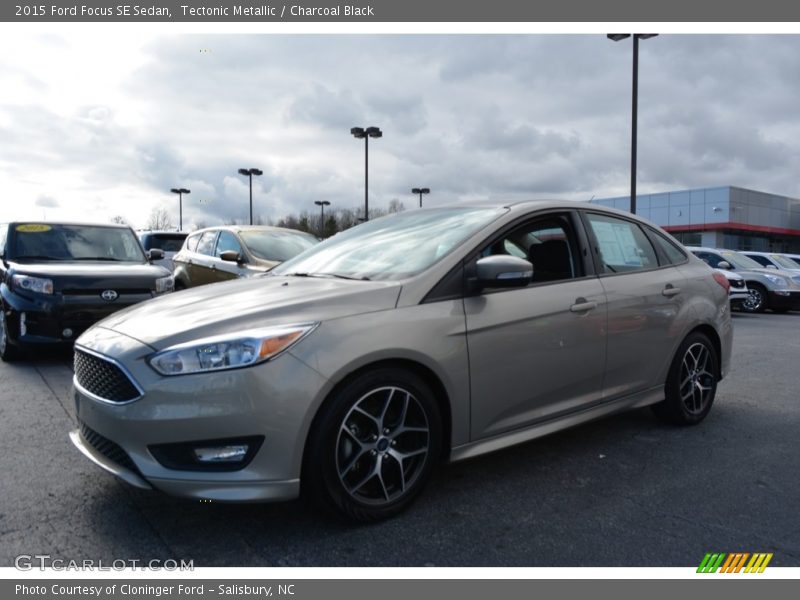 Tectonic Metallic / Charcoal Black 2015 Ford Focus SE Sedan