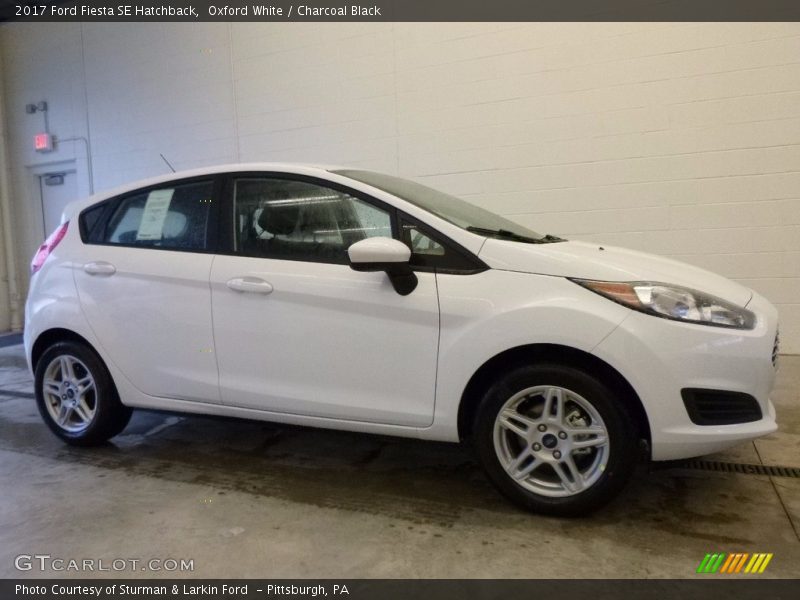 Oxford White / Charcoal Black 2017 Ford Fiesta SE Hatchback