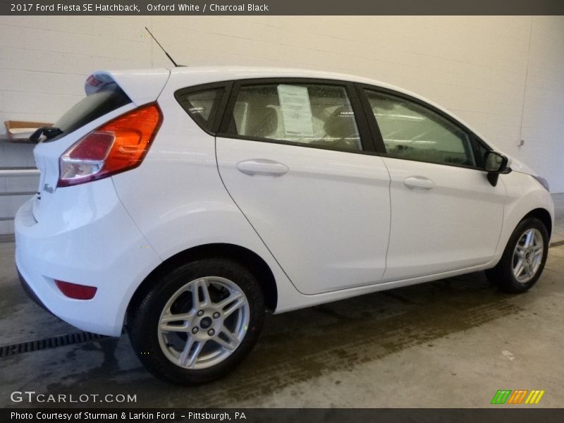Oxford White / Charcoal Black 2017 Ford Fiesta SE Hatchback