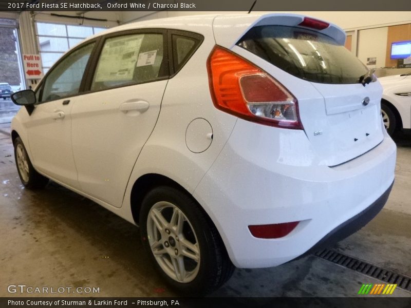 Oxford White / Charcoal Black 2017 Ford Fiesta SE Hatchback