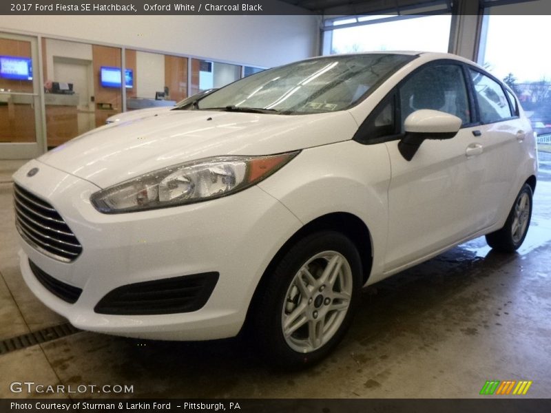 Oxford White / Charcoal Black 2017 Ford Fiesta SE Hatchback