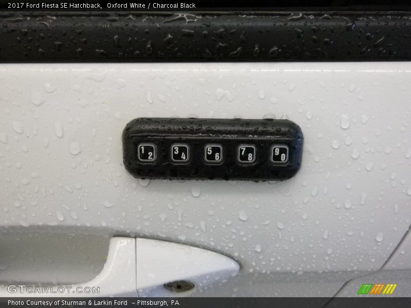 Oxford White / Charcoal Black 2017 Ford Fiesta SE Hatchback