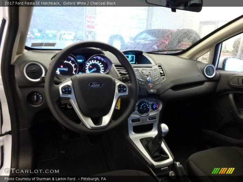 Oxford White / Charcoal Black 2017 Ford Fiesta SE Hatchback