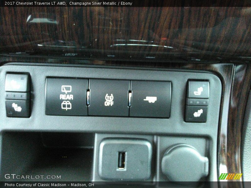 Champagne Silver Metallic / Ebony 2017 Chevrolet Traverse LT AWD