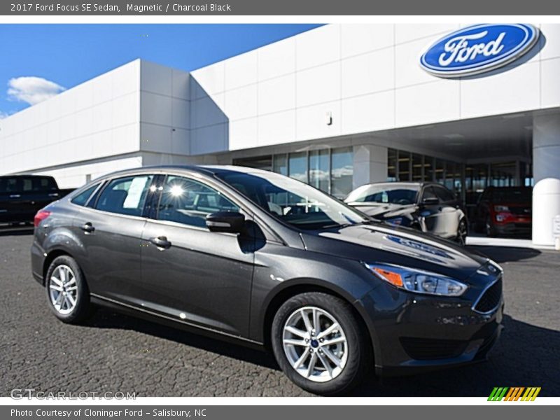Magnetic / Charcoal Black 2017 Ford Focus SE Sedan