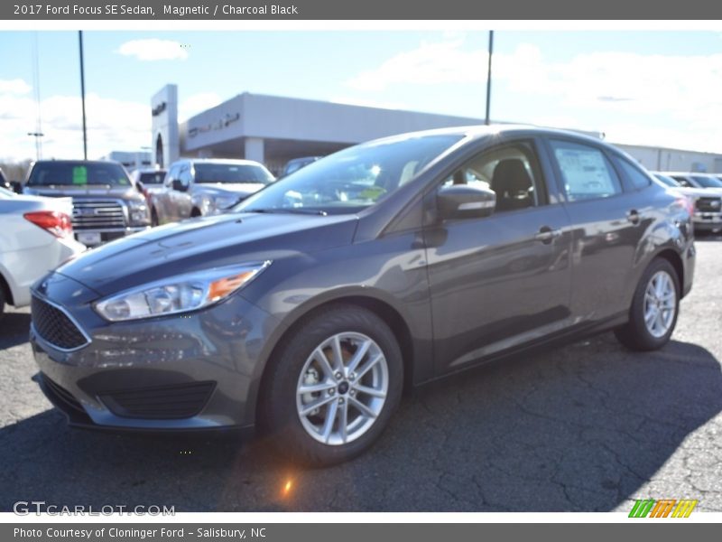 Magnetic / Charcoal Black 2017 Ford Focus SE Sedan