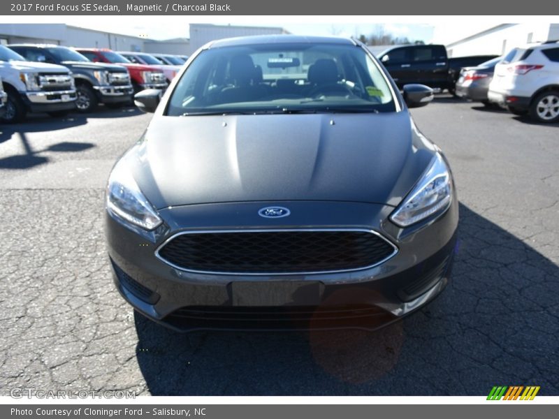 Magnetic / Charcoal Black 2017 Ford Focus SE Sedan