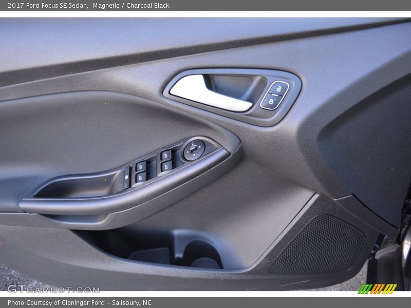Magnetic / Charcoal Black 2017 Ford Focus SE Sedan