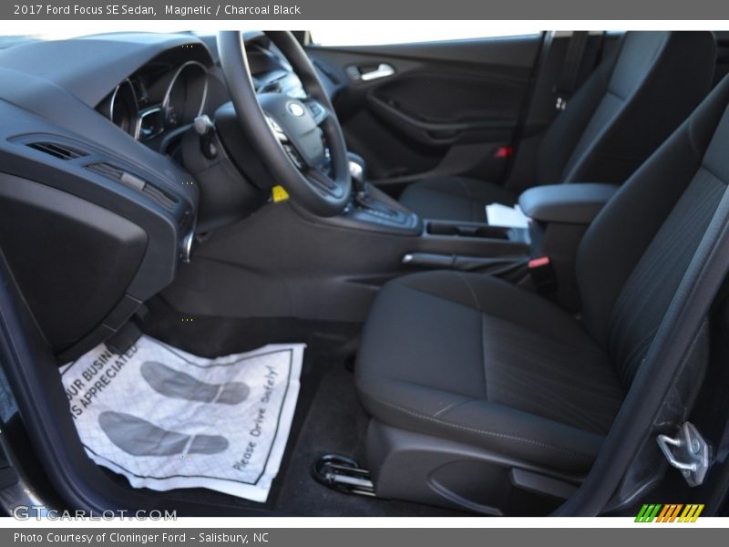 Magnetic / Charcoal Black 2017 Ford Focus SE Sedan