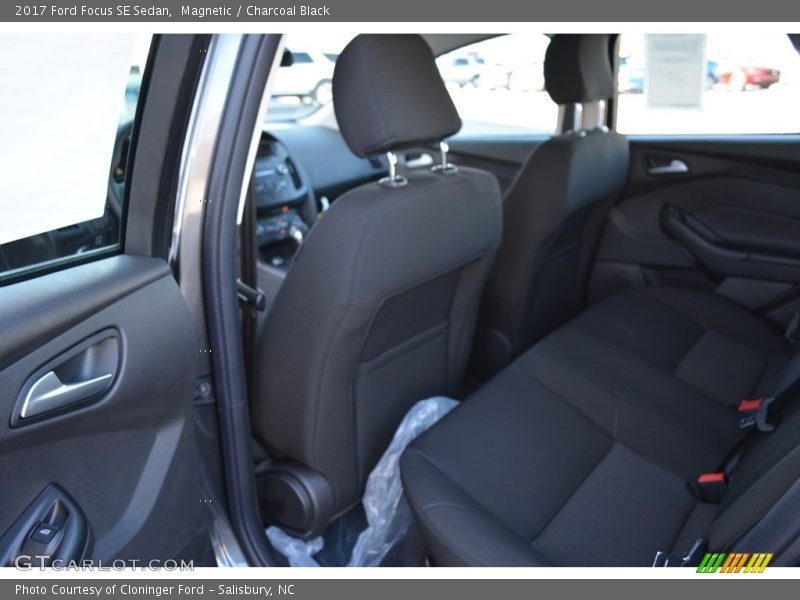 Magnetic / Charcoal Black 2017 Ford Focus SE Sedan