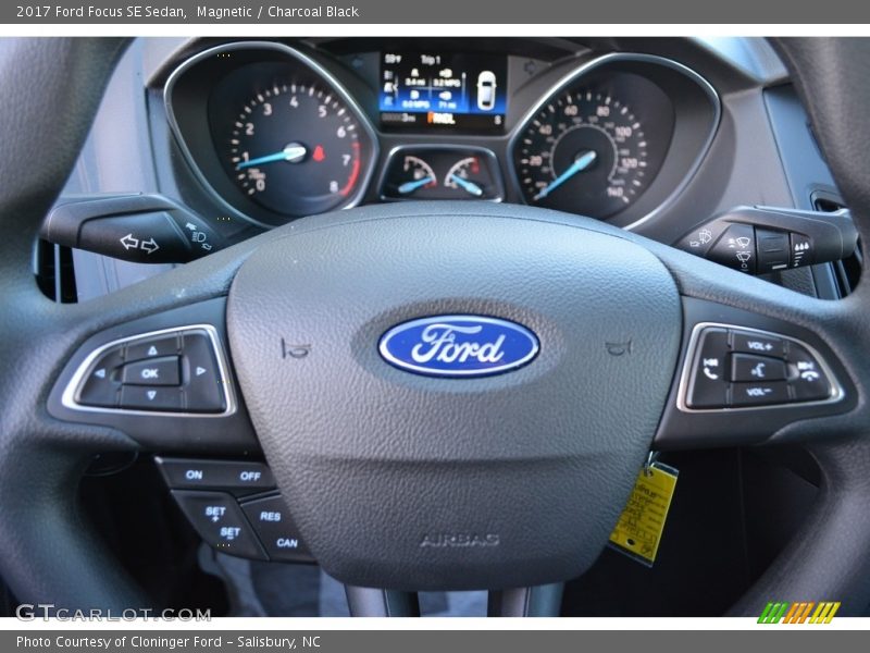Magnetic / Charcoal Black 2017 Ford Focus SE Sedan