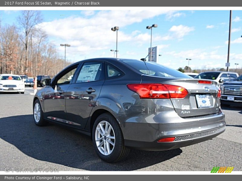 Magnetic / Charcoal Black 2017 Ford Focus SE Sedan