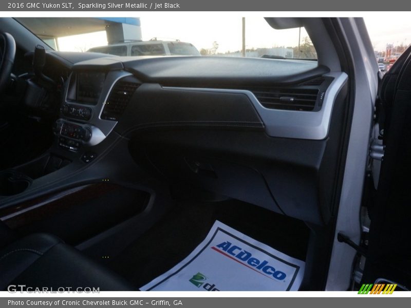 Sparkling Silver Metallic / Jet Black 2016 GMC Yukon SLT