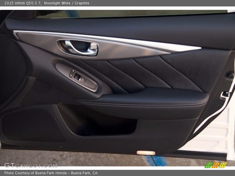 Moonlight White / Graphite 2015 Infiniti Q50 3.7