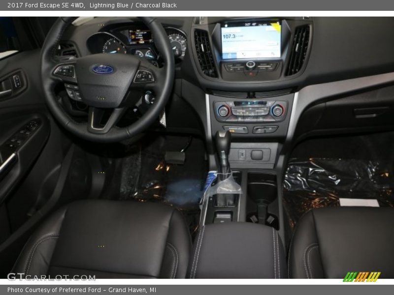 Lightning Blue / Charcoal Black 2017 Ford Escape SE 4WD