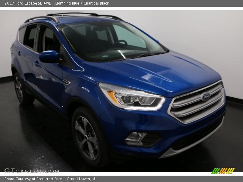 Lightning Blue / Charcoal Black 2017 Ford Escape SE 4WD