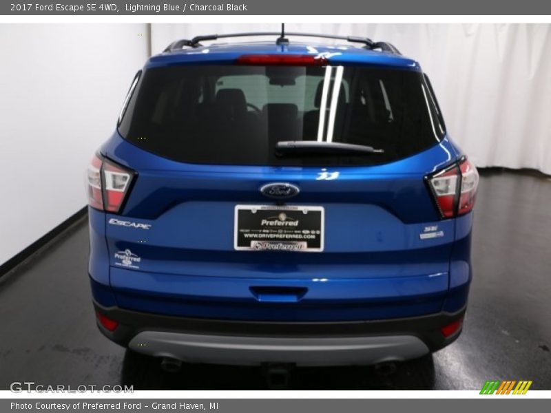 Lightning Blue / Charcoal Black 2017 Ford Escape SE 4WD