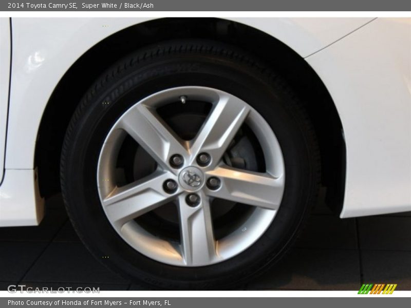 Super White / Black/Ash 2014 Toyota Camry SE