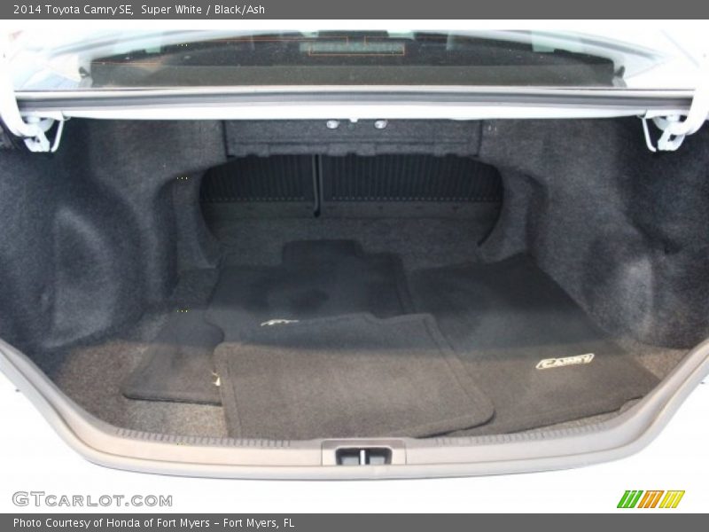 Super White / Black/Ash 2014 Toyota Camry SE