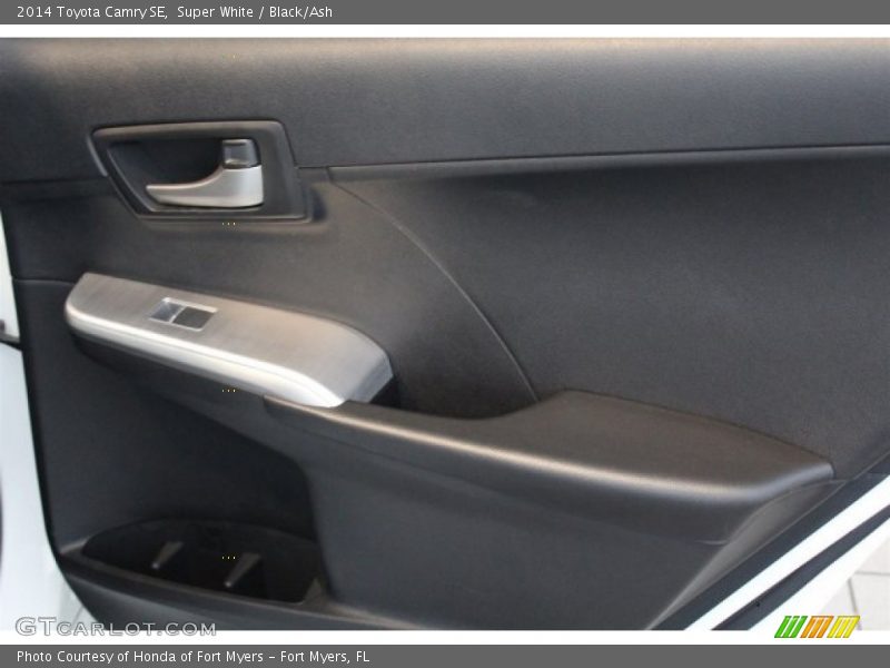 Super White / Black/Ash 2014 Toyota Camry SE