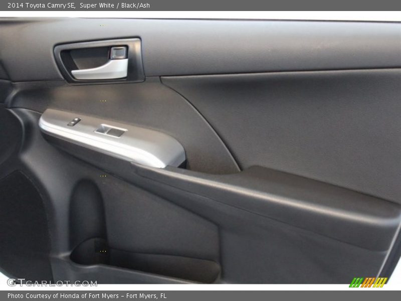 Super White / Black/Ash 2014 Toyota Camry SE