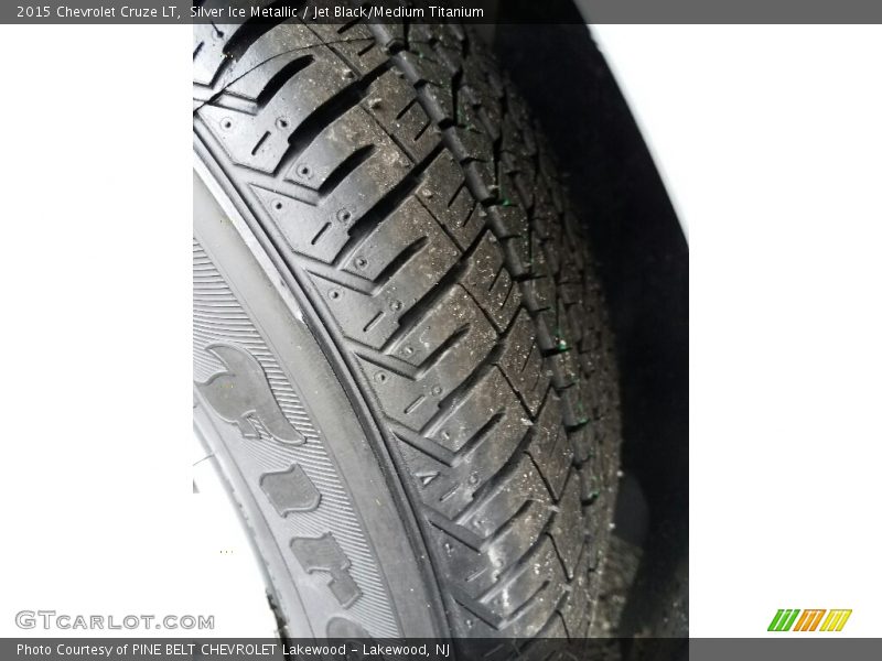 Silver Ice Metallic / Jet Black/Medium Titanium 2015 Chevrolet Cruze LT