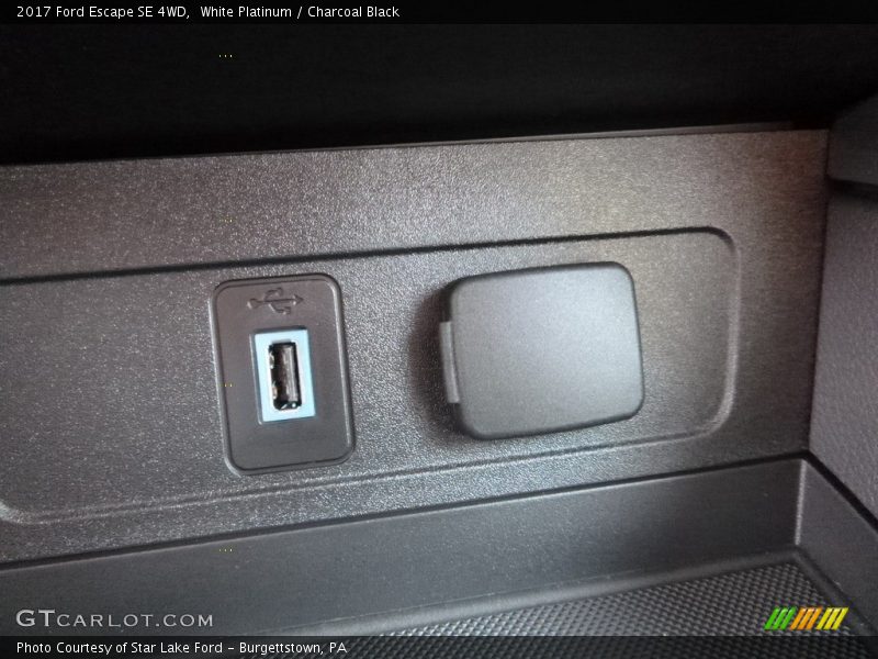White Platinum / Charcoal Black 2017 Ford Escape SE 4WD
