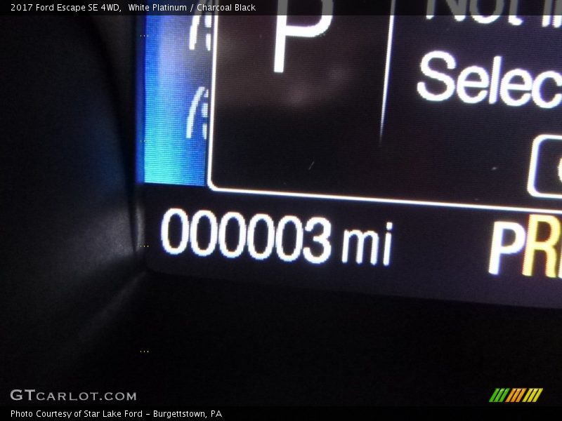White Platinum / Charcoal Black 2017 Ford Escape SE 4WD