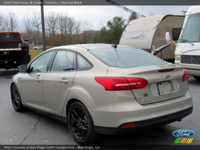 Tectonic / Charcoal Black 2016 Ford Focus SE Sedan