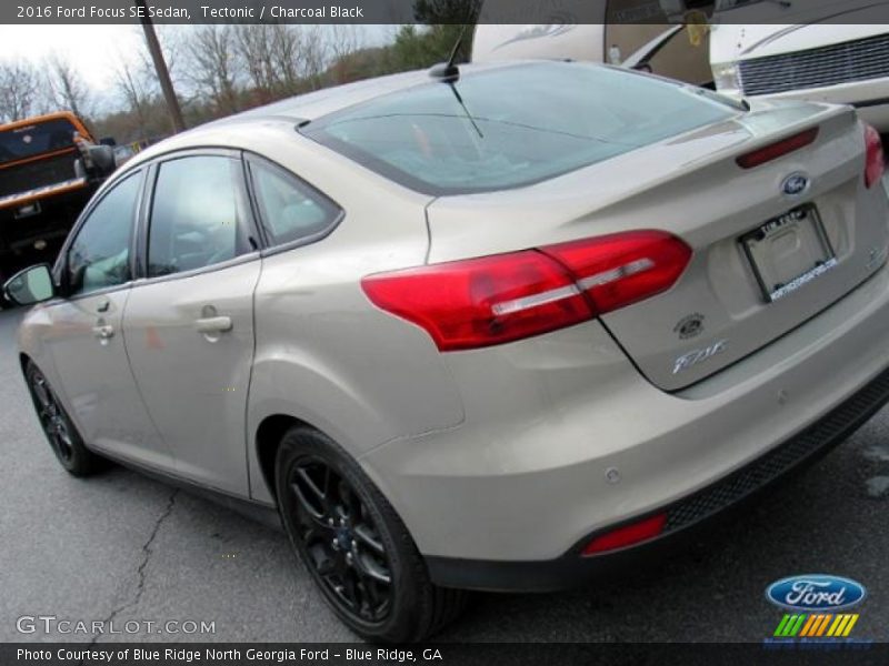 Tectonic / Charcoal Black 2016 Ford Focus SE Sedan