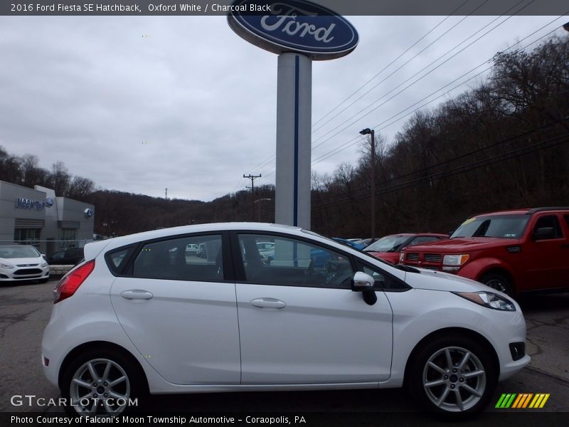 Oxford White / Charcoal Black 2016 Ford Fiesta SE Hatchback