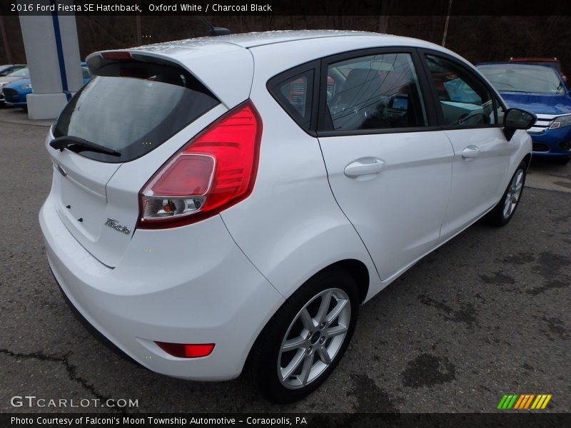 Oxford White / Charcoal Black 2016 Ford Fiesta SE Hatchback