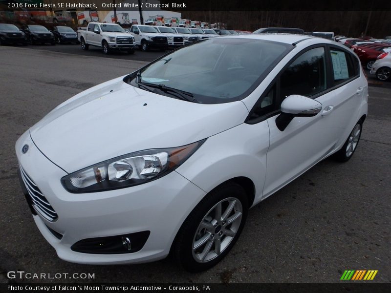Oxford White / Charcoal Black 2016 Ford Fiesta SE Hatchback