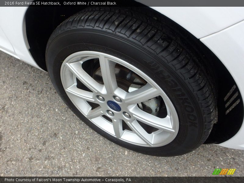 Oxford White / Charcoal Black 2016 Ford Fiesta SE Hatchback