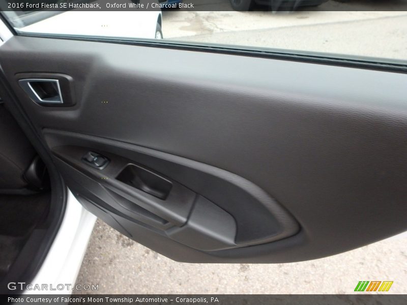 Oxford White / Charcoal Black 2016 Ford Fiesta SE Hatchback